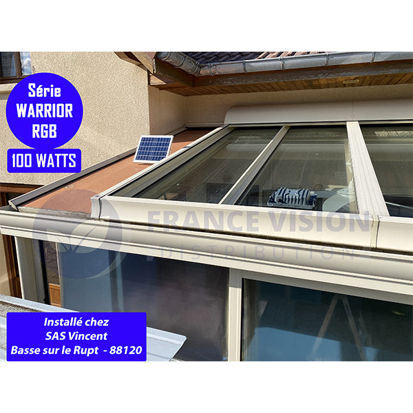 Carton / Lot de 4x Projecteurs LED solaires - Série WARRIOR RGBW (Multicolores + Blanc) - 300 Watts - Angle 120° - Lampe 34 x 27 x 8 cm - IP67 - Avec télécommande - Avec capteur crépusculaire - Bluetooth - Rythme musical