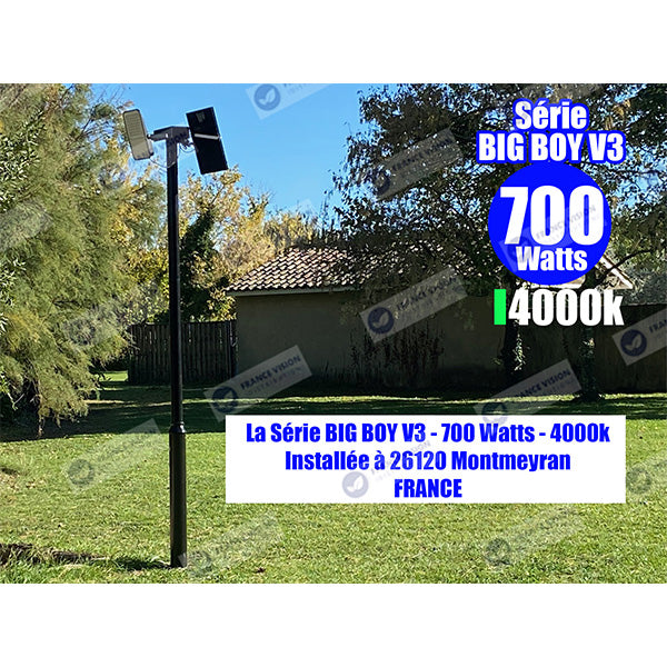 Projecteur LED solaire - Série BIG BOY V3 - 700 Watts - 4200 Lumens - 90° - IP65 - Lampe 33 x 28 x 5 cm - Panneau solaire MONOCRISTALLIN FULL BLACK 39 x 43 x 2 cm - Télécommande - 4000k - Structure ALUMINIUM