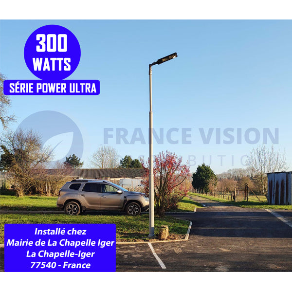 Lampadaire solaire extérieur de rue / parking - Série POWER ULTRA - Rendu 200 Watts - 2000 lumens - 180° - IP65 - 46 x 36 x 8 cm - Avec capteur crépusculaire - Télécommande - Avec détecteur de mouvement - Diamètre tube d’insertion 45 mm