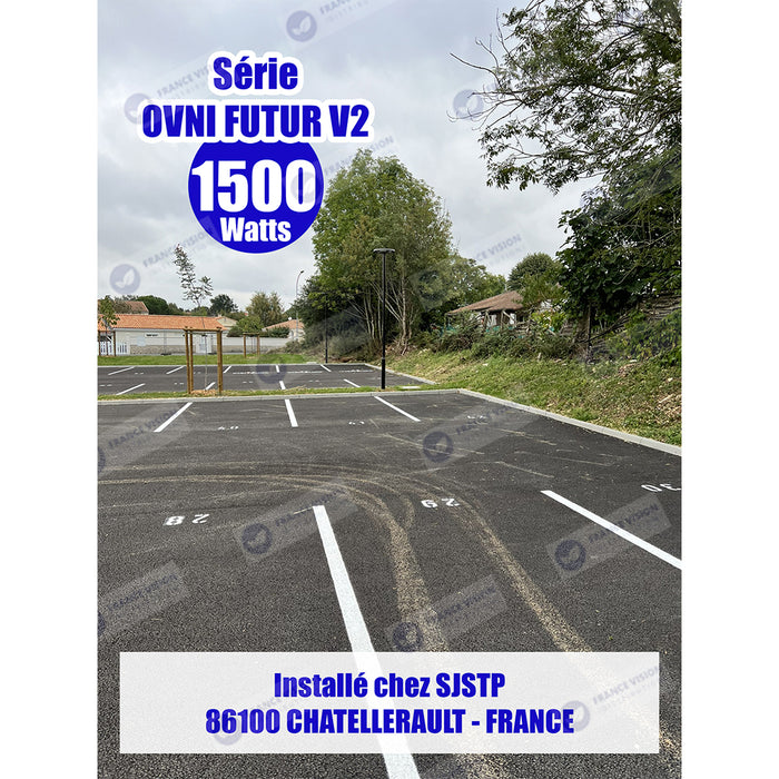 Lot de 4x Lampes solaires pour extérieur - Série OVNI FUTUR V2 - 1500 Watts - 3200 Lumens - Angle 360° - IP65 - 61 x 19 cm - Tube d'insertion 76 mm - Structure en aluminium - Capteur crépusculaire - Télécommande multifonctions - 4000k