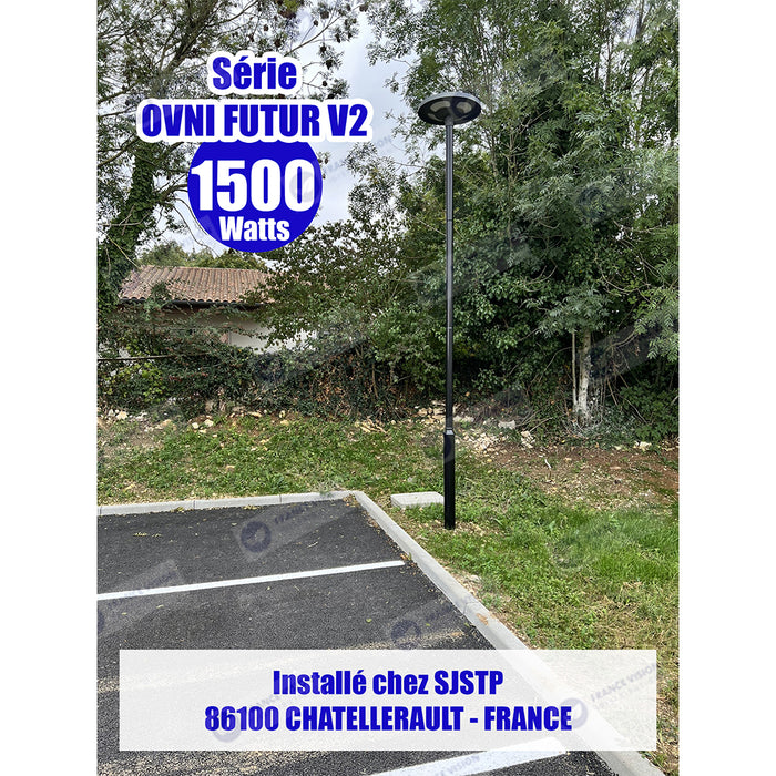 Lampe solaire pour extérieur - série OVNI FUTUR V2 - 1500 Watts - 3200 Lumens - Angle 360° - IP65 - 61 x 19 cm - Tube d'insertion 76 mm - Structure en aluminium - Capteur crépusculaire - Télécommande multifonctions - 4000k