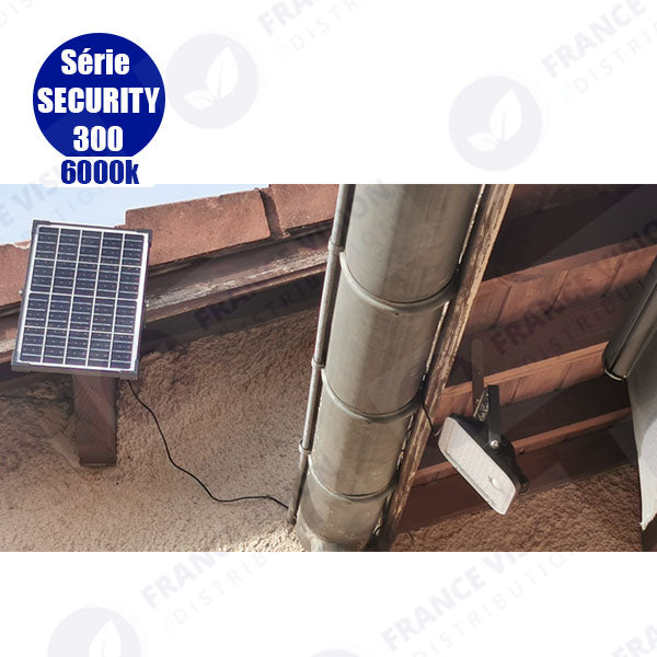 Projecteur LED solaire - Série SECURITY V1 - Rendu lumineux 150 Watts - 1500 lumens - Angle 120° x 60° - IP65 - 4000k - Lampe 14 x 15 x 3 cm - Panneau solaire monocristallin ajustable 22 x 18 x 2 cm - Détecteur Infrarouge - Télécommande