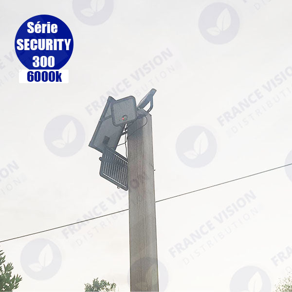 Projecteur LED solaire - Série SECURITY V1 - Rendu lumineux 150 Watts - 1500 lumens - Angle 120° x 60° - IP65 - 4000k - Lampe 14 x 15 x 3 cm - Panneau solaire monocristallin ajustable 22 x 18 x 2 cm - Détecteur Infrarouge - Télécommande