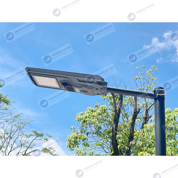 Lampe de rue solaire - Série STARSHIP - Rendu lumineux 800 Watts - 2400 Lumens - Couleur 4000K - Angle 150x70° - IP65 - Dimensions 70 x 30 x 8 cm - Tube d'insertion 45mm - Avec détecteur de mouvement - Télécommande - 3 modes de fonctionnement