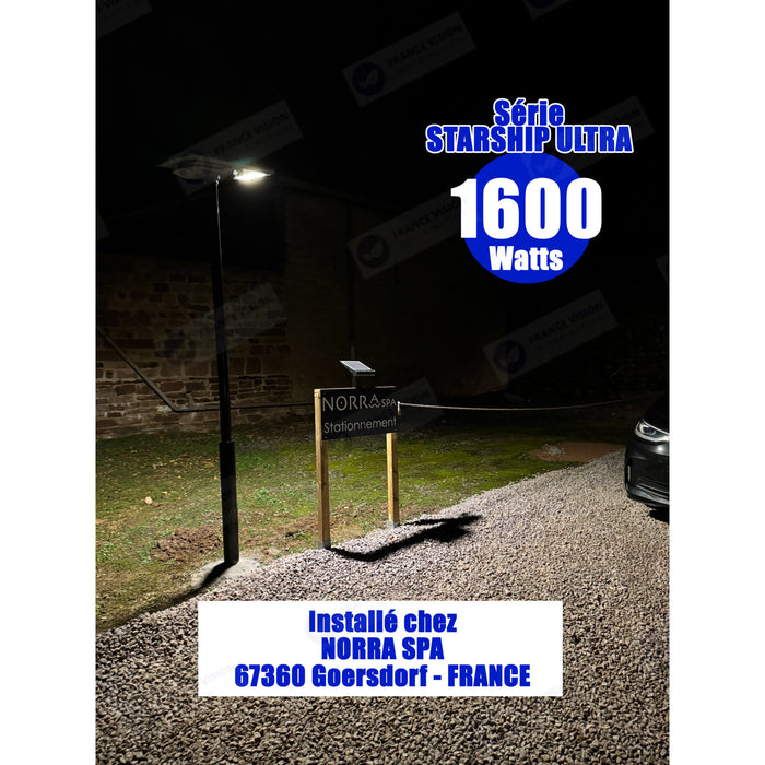 Lampe de rue solaire - Série STARSHIP ULTRA 12 000 - Rendu lumineux 2200 Watts - 12 000 Lumens - Couleur 6000k - Angle 150x70° - IP65 - Dimensions 167 x 36 x 16 cm - Tube d'insertion 76mm - Contrôle intelligent de la lumière - Avec capteur PIR