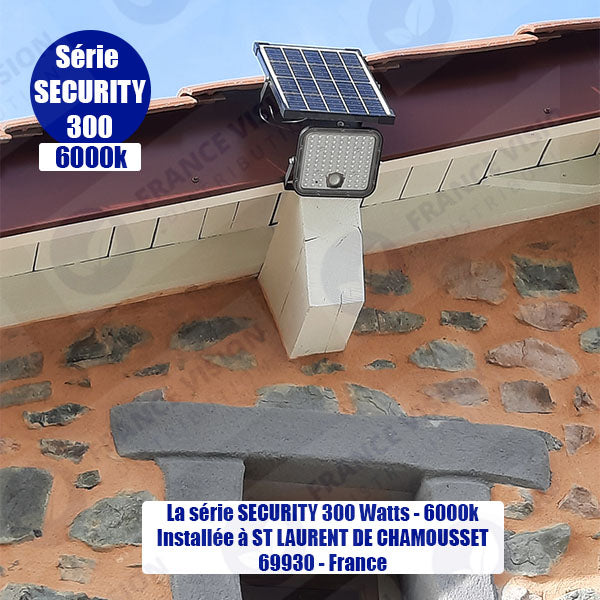 Projecteur LED solaire - Série SECURITY V1 - Rendu lumineux 150 Watts - 1500 lumens - Angle 120° x 60° - IP65 - 4000k - Lampe 14 x 15 x 3 cm - Panneau solaire monocristallin ajustable 22 x 18 x 2 cm - Détecteur Infrarouge - Télécommande