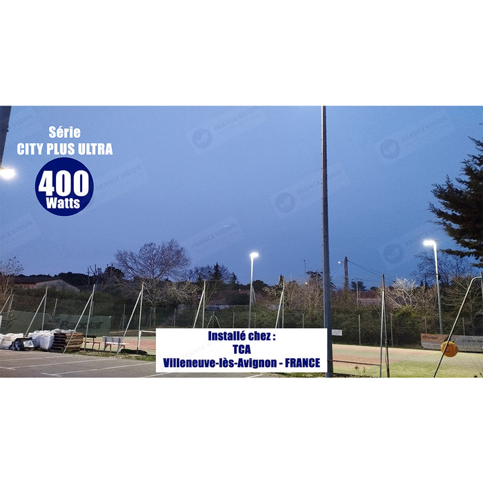 Lot de 4 Projecteurs LED filaires CCT - Série CITY PLUS ULTRA V2 - Puissance ajustable 200 / 300 / 400 Watts - Jusqu'à 68 000 Lumens - 170 Lumens/Watt - Angle 150*80° - IP66 - IK08 - 46 x 41 x 6 cm - Support ajustable 270° - Câble 50cm - Garantie 5 ans