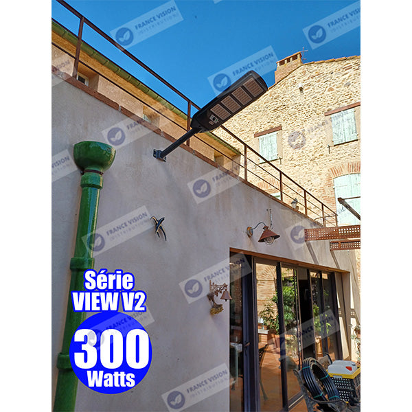 Solaire - Luminaire LED pour Candélabre / Lampe de rue et parking - Série VIEW V2 - 400 Watts - 2700 Lumens - Angle 140*70° - IP65 - Lampe 72 x 25 x 5 cm - Panneau MONOCRISTALLIN - 61 x 23 cm - Détecteur de mouvement - 3000k - Tube d'insertion 45mm