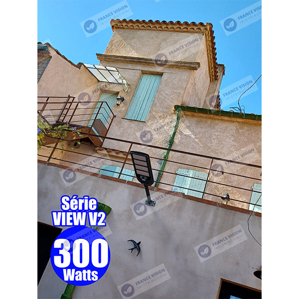 Solaire - Luminaire LED pour Candélabre / Lampe de rue et parking - Série VIEW V2 - 400 Watts - 2700 Lumens - Angle 140*70° - IP65 - Lampe 72 x 25 x 5 cm - Panneau MONOCRISTALLIN - 61 x 23 cm - Détecteur de mouvement - 3000k - Tube d'insertion 45mm
