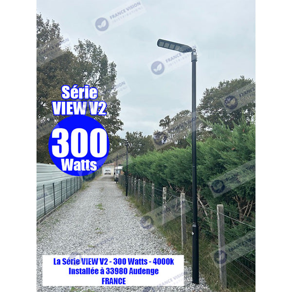 Solaire - Luminaire LED pour Candélabre / Lampe de rue et parking - Série VIEW V2 - 400 Watts - 2700 Lumens - Angle 140*70° - IP65 - Lampe 72 x 25 x 5 cm - Panneau MONOCRISTALLIN - 61 x 23 cm - Détecteur de mouvement - 3000k - Tube d'insertion 45mm
