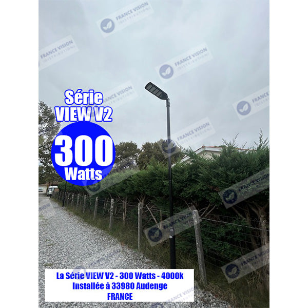 Solaire - Luminaire LED pour Candélabre / Lampe de rue et parking - Série VIEW V2 - 400 Watts - 2700 Lumens - Angle 140*70° - IP65 - Lampe 72 x 25 x 5 cm - Panneau MONOCRISTALLIN - 61 x 23 cm - Détecteur de mouvement - 3000k - Tube d'insertion 45mm