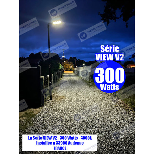Solaire - Luminaire LED pour Candélabre / Lampe de rue et parking - Série VIEW V2 - 400 Watts - 2700 Lumens - Angle 140*70° - IP65 - Lampe 72 x 25 x 5 cm - Panneau MONOCRISTALLIN - 61 x 23 cm - Détecteur de mouvement - 3000k - Tube d'insertion 45mm