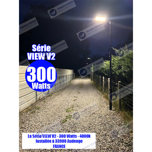Solaire - Luminaire LED pour Candélabre / Lampe de rue et parking - Série VIEW V2 - 400 Watts - 2700 Lumens - Angle 140*70° - IP65 - Lampe 72 x 25 x 5 cm - Panneau MONOCRISTALLIN - 61 x 23 cm - Détecteur de mouvement - 3000k - Tube d'insertion 45mm