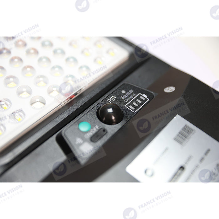 Lampe de rue LED solaire - Série VIEW V2 EVO - 1400 Watts - 4500 Lumens - 3000k - Angle 140*70° - IP54 - 64 x 26 x 7 cm - Panneau Monocristallin - Batterie 25Ah - Détecteur de mouvement - Télécommande - Tube d'insertion 45mm