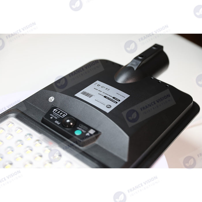 Lampe de rue LED solaire - Série VIEW V2 EVO - 1400 Watts - 4500 Lumens - 3000k - Angle 140*70° - IP54 - 64 x 26 x 7 cm - Panneau Monocristallin - Batterie 25Ah - Détecteur de mouvement - Télécommande - Tube d'insertion 45mm