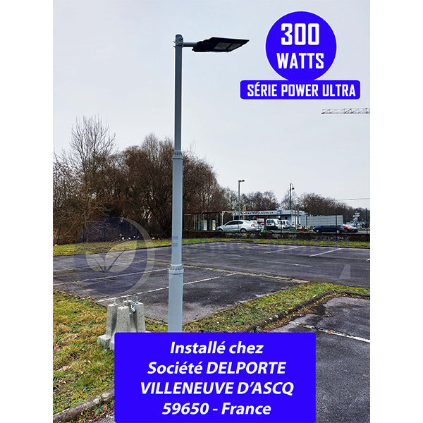 Lampadaire solaire extérieur de rue / parking - Série POWER ULTRA - Rendu 200 Watts - 2000 lumens - 180° - IP65 - 46 x 36 x 8 cm - Avec capteur crépusculaire - Télécommande - Avec détecteur de mouvement - Diamètre tube d’insertion 45 mm
