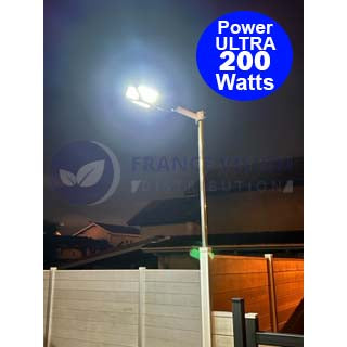 Lampadaire solaire extérieur de rue / parking - Série POWER ULTRA - Rendu 200 Watts - 2000 lumens - 180° - IP65 - 46 x 36 x 8 cm - Avec capteur crépusculaire - Télécommande - Avec détecteur de mouvement - Diamètre tube d’insertion 45 mm