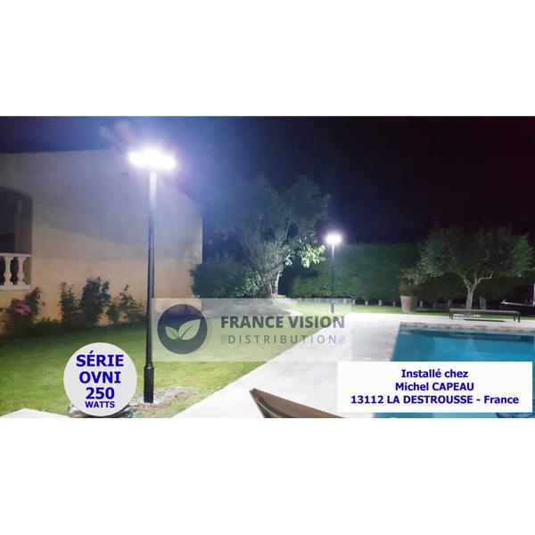 Lampe solaire pour extérieur - Série OVNI BASIC - 250 Watts - 1900 lumens - Angle 360° -  IP65 - Diamètre tube d'insertion 80 mm - Avec détecteur de mouvement - Avec télécommande - Contrôleur MPPT - Couleur d'éclairage 3000K