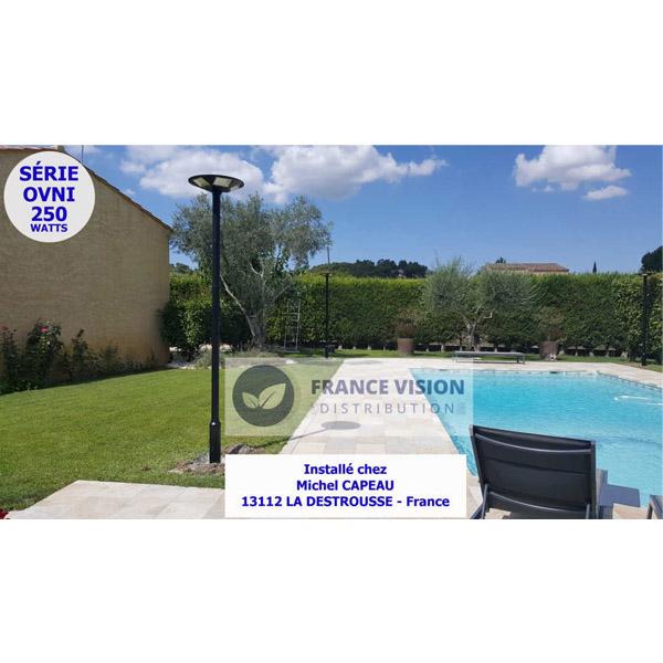 Carton / Lot de 4x Lampes solaires pour extérieur - Série OVNI BASIC - 250 Watts - 1900 lumens - Angle 360° - Diamètre tube d'insertion 80 mm - Avec détecteur de mouvement - Avec télécommande - Contrôleur MPPT - Couleur d'éclairage 3000K