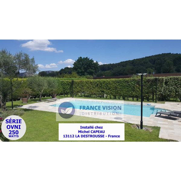 Lampe solaire pour extérieur - Série OVNI BASIC - 250 Watts - 1900 lumens - Angle 360° -  IP65 - Diamètre tube d'insertion 80 mm - Avec détecteur de mouvement - Avec télécommande - Contrôleur MPPT - Couleur d'éclairage 3000K