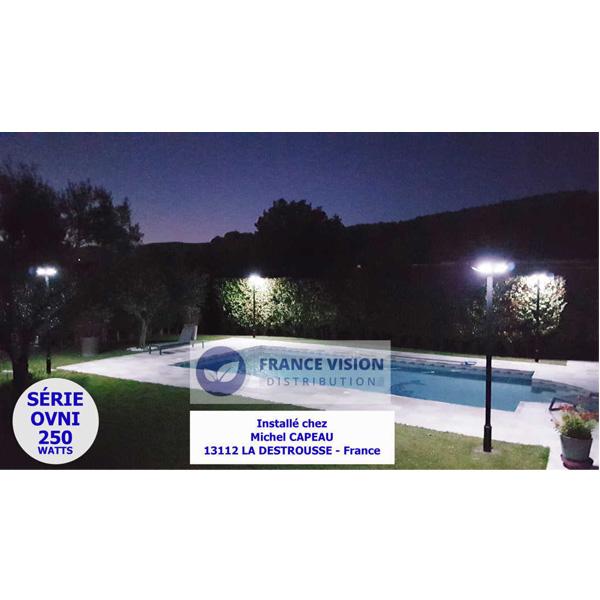 Carton / Lot de 4x Lampes solaires pour extérieur - Série OVNI BASIC - 250 Watts - 1900 lumens - Angle 360° - Diamètre tube d'insertion 80 mm - Avec détecteur de mouvement - Avec télécommande - Contrôleur MPPT - Couleur d'éclairage 3000K