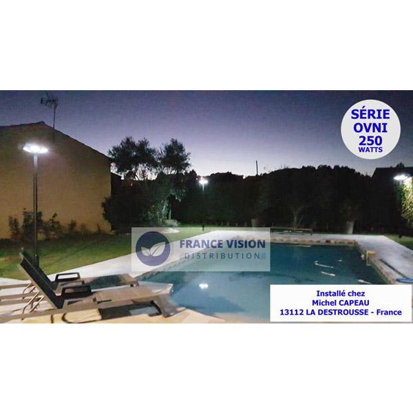 Carton / Lot de 4x Lampes solaires pour extérieur - Série OVNI BASIC - 250 Watts - 1900 lumens - Angle 360° - Diamètre tube d'insertion 80 mm - Avec détecteur de mouvement - Avec télécommande - Contrôleur MPPT - Couleur d'éclairage 3000K