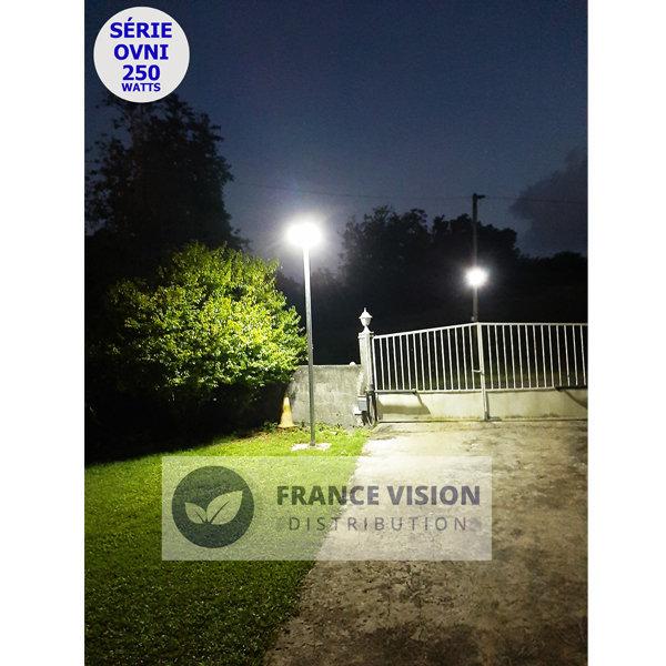 Lampe solaire pour extérieur - Série OVNI BASIC - 250 Watts - 1900 lumens - Angle 360° -  IP65 - Diamètre tube d'insertion 80 mm - Avec détecteur de mouvement - Avec télécommande - Contrôleur MPPT - Couleur d'éclairage 3000K