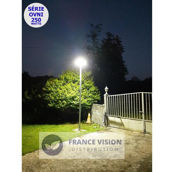 Lampe solaire pour extérieur - Série OVNI BASIC - 250 Watts - 1900 lumens - Angle 360° -  IP65 - Diamètre tube d'insertion 80 mm - Avec détecteur de mouvement - Avec télécommande - Contrôleur MPPT - Couleur d'éclairage 3000K