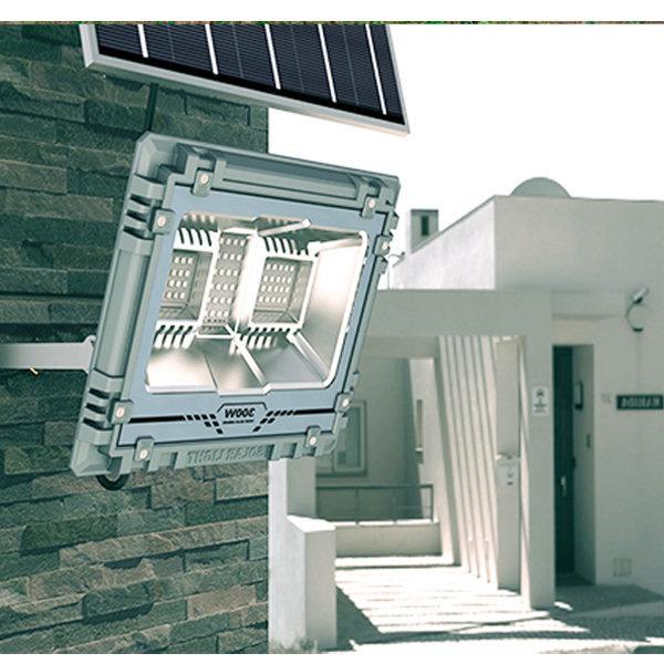Carton / Lot de 2x Projecteurs LED solaires - Série WARRIOR - 800 Watts - Angle 120° - Lampe 39 x 30 x 8 cm - Panneau solaire 67 x 45 cm - IP67 - Avec télécommande - Dernière génération Solaire - Couleur éclairage 4000K