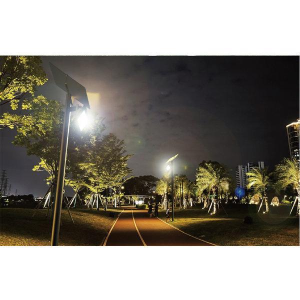 Carton / Lot de 2x Projecteurs LED solaires - Série WARRIOR - 800 Watts - Angle 120° - Lampe 39 x 30 x 8 cm - Panneau solaire 67 x 45 cm - IP67 - Avec télécommande - Dernière génération Solaire - Couleur éclairage 4000K