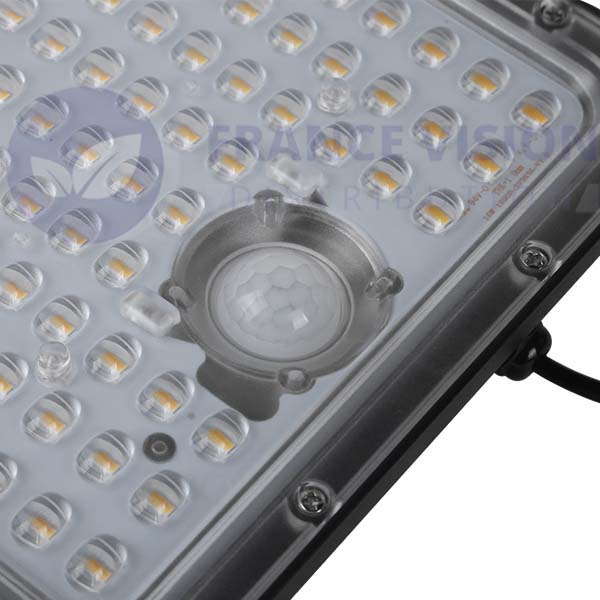 Projecteur LED solaire - Série SECURITY V1 - Rendu lumineux 150 Watts - 1500 lumens - Angle 120° x 60° - IP65 - 6000k - Lampe 14 x 15 x 3 cm - Panneau solaire monocristallin ajustable 22 x 18 x 2 cm - Détecteur Infrarouge - Télécommande
