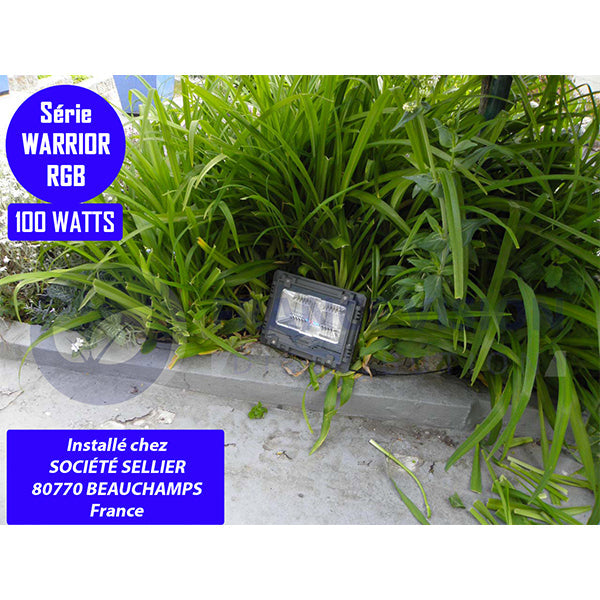 Carton / Lot de 7x Projecteurs LED solaires - Série WARRIOR RGBW (Multicolores + Blanc) - 60 Watts - Angle 120° - Lampe 21 x 17 x 6 cm - IP67 - Avec télécommande - Avec capteur crépusculaire - Bluetooth - Rythme musical
