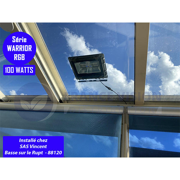 Carton / Lot de 2x Projecteurs LED solaires - Série WARRIOR RGBW (Multicolores + Blanc) - 800 Watts - Angle 120° - Lampe 38,5 x 30,3 x 8cm - IP67 - Avec télécommande - Avec capteur crépusculaire - Bluetooth - Rythme musical
