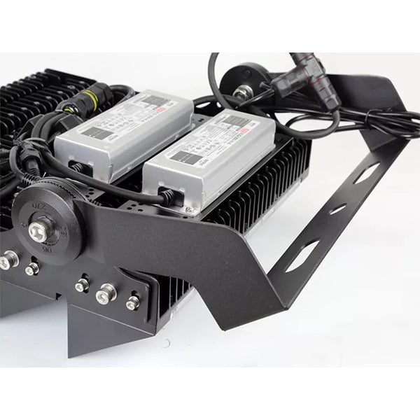 Projecteur haute puissance LED de stade - Série EXCEPTION - 500 Watts - 75 000 Lumens - 150 Lumens/Watt - Angle 20°/40°/60°/90° au choix - 44 x 48 x 11 cm - IP66 - IK08 - 2700k à 6500k - Transformateur Meanwell- Garantie 5 ans